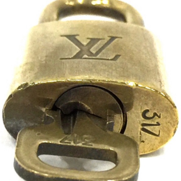 Authentic LOUIS VUITTON LV 5 SET PADLOCK CADENA KEY - Picture 2 of 6